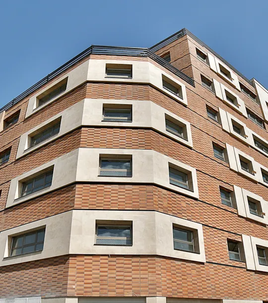 مکتب ومبنى تجاری للسید أغا دادی