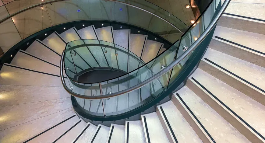 الأسوار والحراس